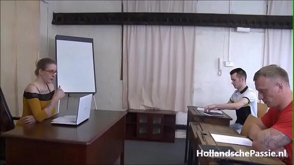 Lerares engels krijgt 2 harde pikken